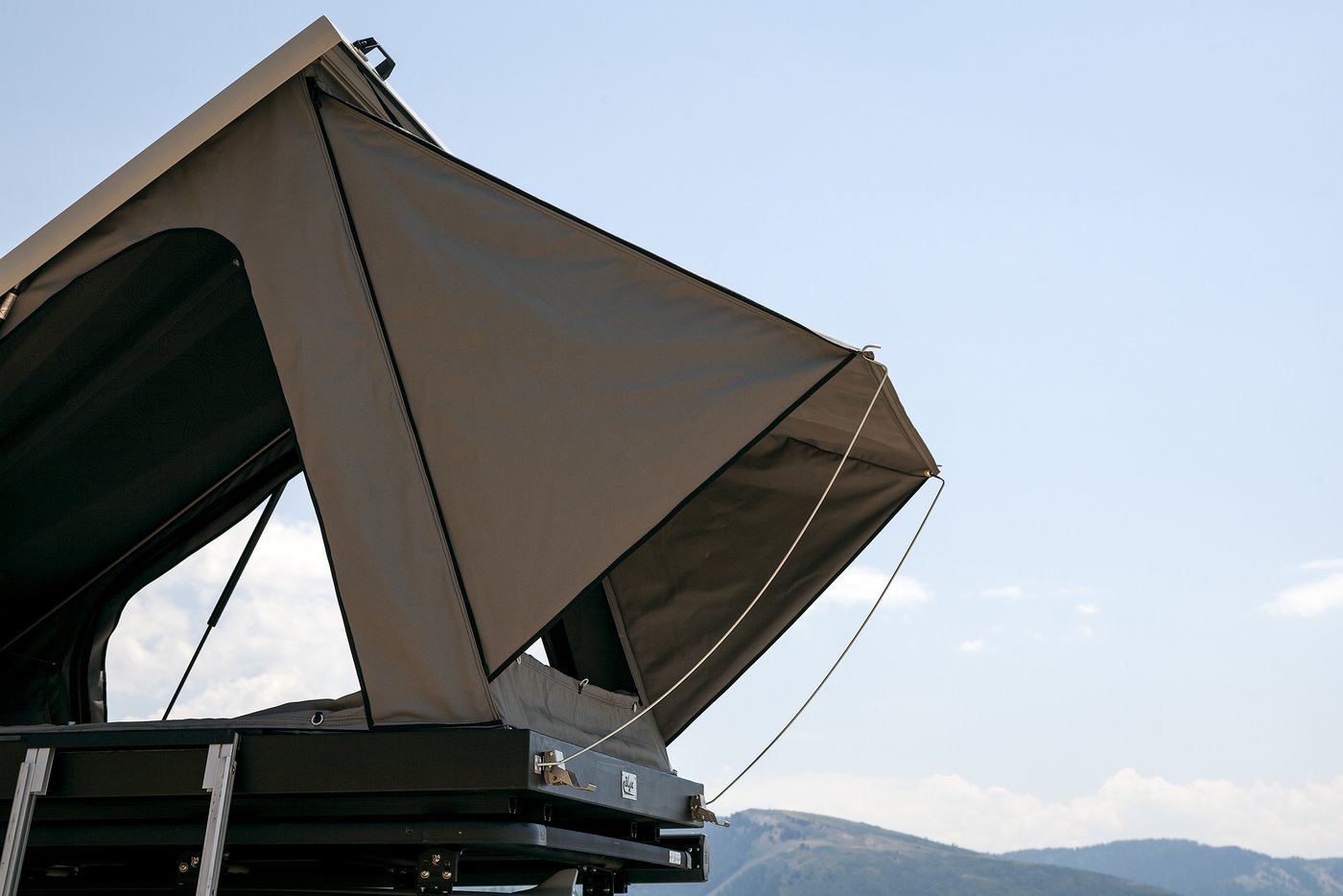 hard lid roof top tent Eezi-Awn Blade Shell – Main Line Overland color:BXT Metallic silver black wheels Gefederter Vorbau oder Frontfederung? and stronger tensile than framed-print